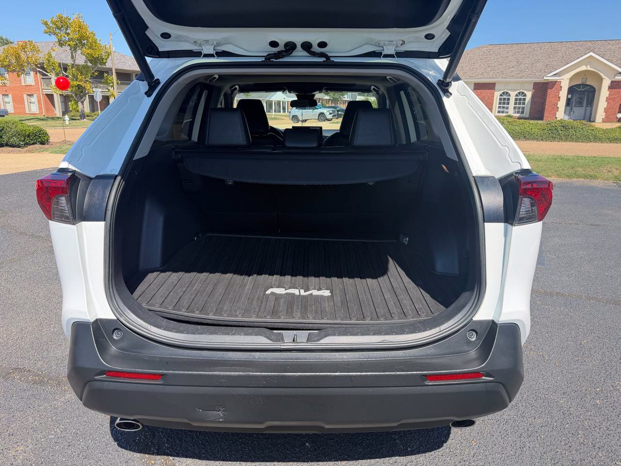 Used 2020 Toyota RAV4 XLE Premium FWD image 7