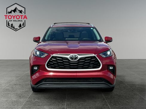 Certified 2024 Toyota Highlander XLE FWD image 8