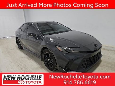Used 2025 Toyota Camry SE w/ Convenience Package image 1