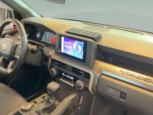 Used 2025 Toyota Tacoma SR5 AWD/4WD image 34