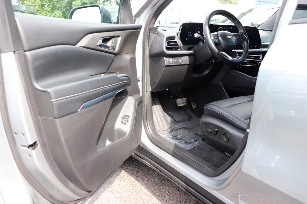 Used 2025 Chevrolet Traverse LT FWD image 10