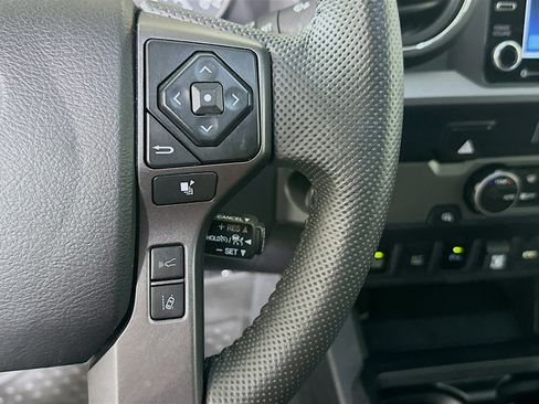 Used 2022 Toyota Tacoma TRD Sport w/ Technology Package RWD image 17