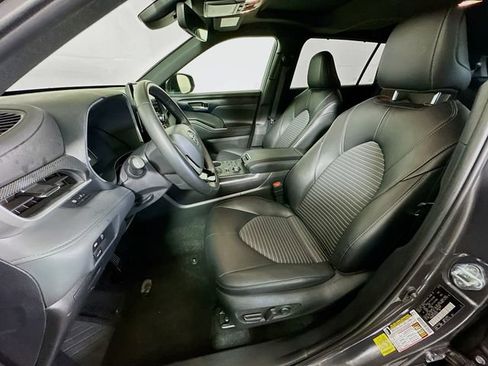 Certified 2025 Toyota Highlander XSE image 12