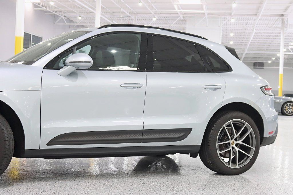 Used 2022 Porsche Macan AWD/4WD image 3
