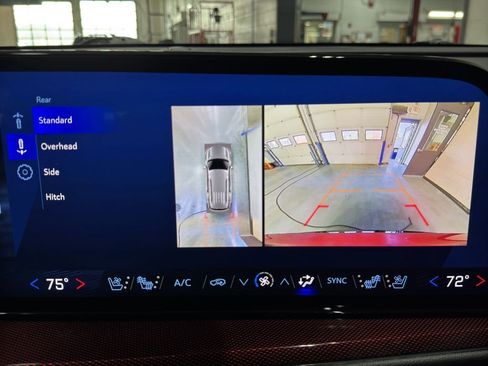 Used 2025 Chevrolet Traverse RS image 32