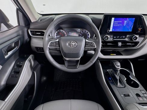 Used 2023 Toyota Highlander XLE image 4
