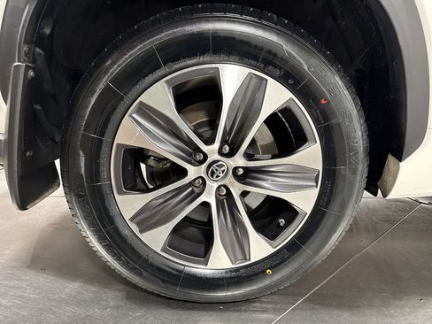 Used 2021 Toyota Highlander XLE AWD/4WD image 30