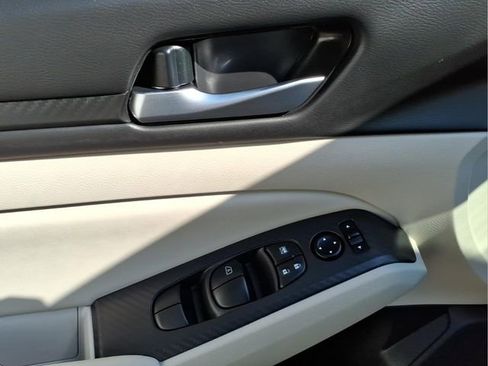 Used 2025 Nissan Altima 2.5 SV image 11