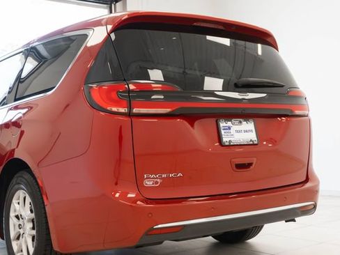 Used 2024 Chrysler Pacifica Touring-L FWD image 28