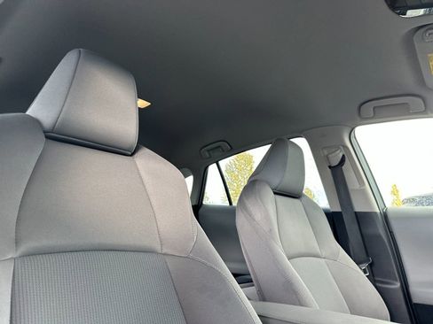 Used 2022 Toyota Venza LE image 16