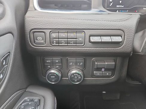 Used 2024 GMC Yukon XL Denali w/ Advanced Technology Package AWD/4WD image 18