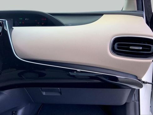 Used 2017 Toyota Prius Four w/ Advanced Technology Package FWD image 18