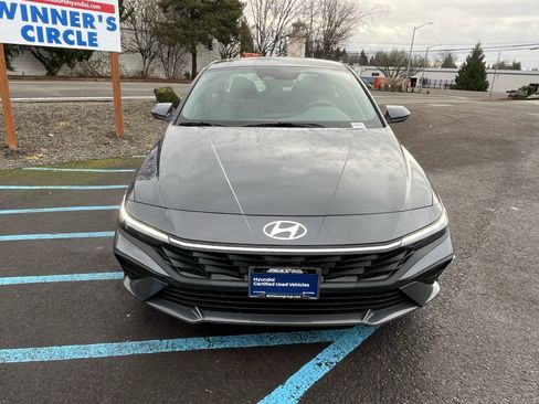 Certified 2025 Hyundai Elantra SE image 8