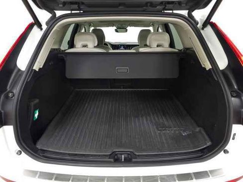 Used 2024 Volvo XC60 B5 Core w/ Protection Package Premier image 9