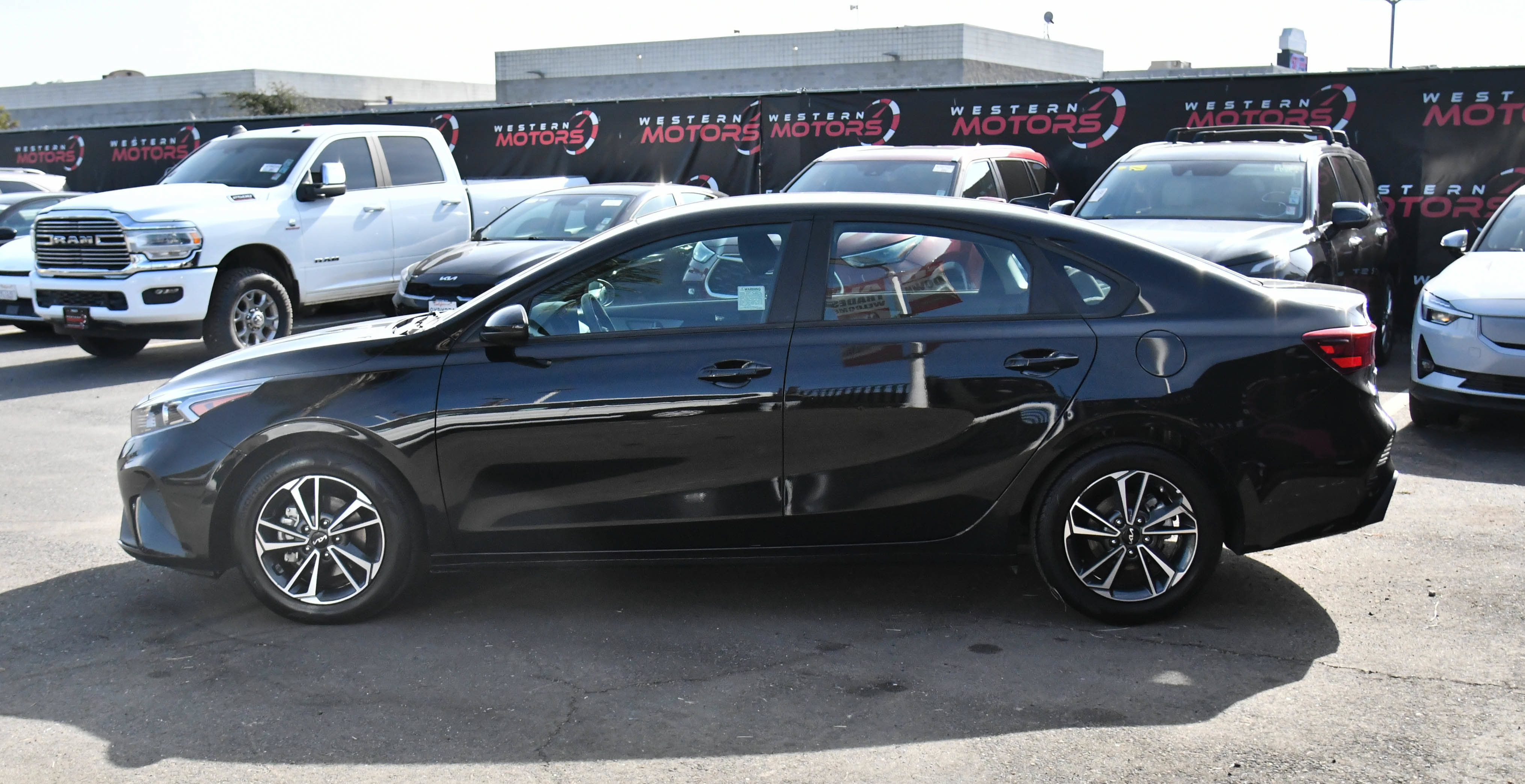 Used 2023 Kia Forte LXS FWD image 4