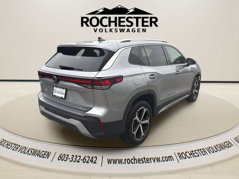 Used 2025 Volkswagen Tiguan SE AWD/4WD image 6
