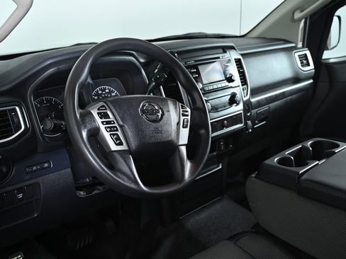 Used 2018 Nissan Titan S image 11