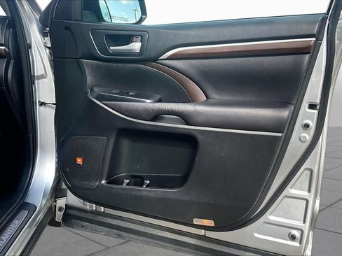 Used 2016 Toyota Highlander Limited FWD image 23