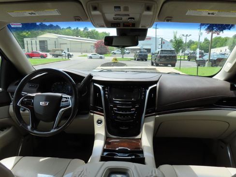 Used 2017 Cadillac Escalade ESV Luxury AWD/4WD image 27