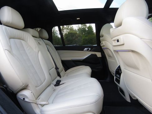 Used 2022 BMW X7 xDrive40i w/ Premium Package image 17