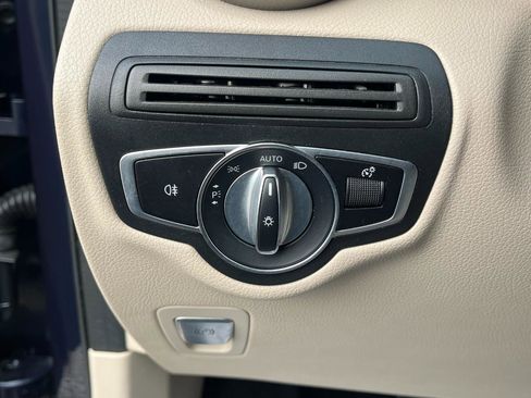 Used 2019 Mercedes-Benz GLC 300 4MATIC w/ Premium Package image 26