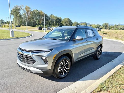 Used 2026 Chevrolet TrailBlazer LT FWD image 3