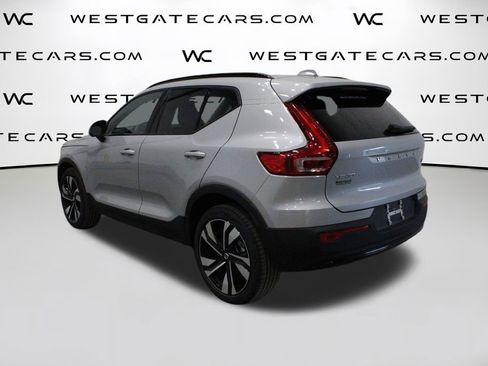 Used 2025 Volvo XC40 B5 Plus image 5