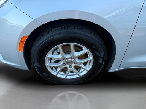 Used 2024 Chrysler Pacifica Touring-L FWD image 26