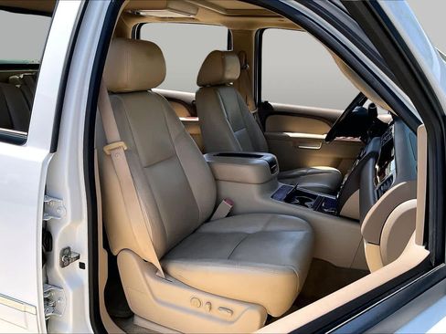Used 2012 Chevrolet Avalanche LTZ RWD image 8