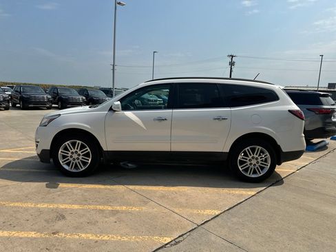 Used 2015 Chevrolet Traverse LT w/ Style and Technology Package FWD image 4