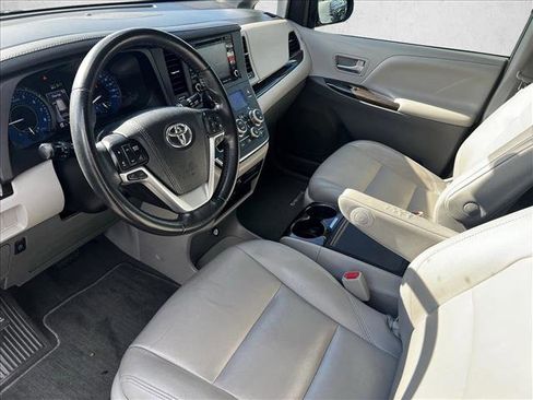 Used 2019 Toyota Sienna XLE image 9