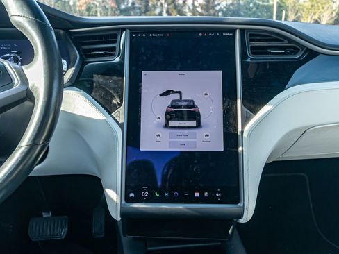 Used 2018 Tesla Model X 75D image 17