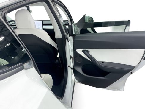 Certified 2021 Tesla Model Y Long Range AWD/4WD image 12