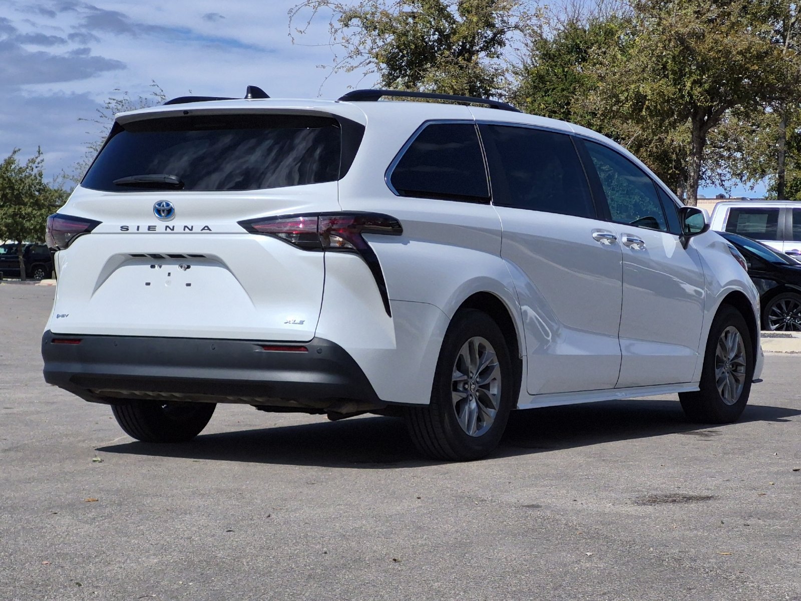 Used 2025 Toyota Sienna XLE FWD image 5