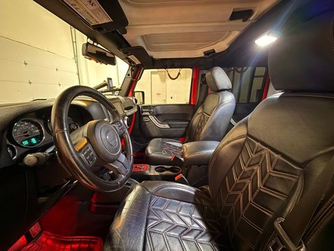 Used 2016 Jeep Wrangler Unlimited Sahara w/ Connectivity Group image 17