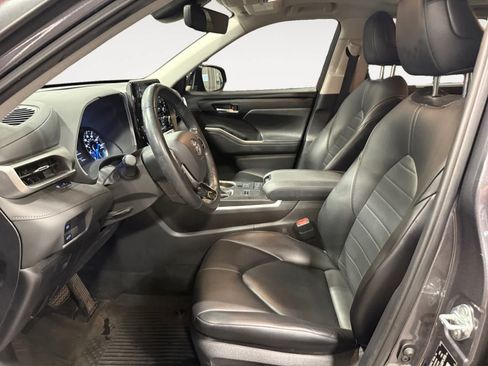 Used 2021 Toyota Highlander XLE FWD image 10