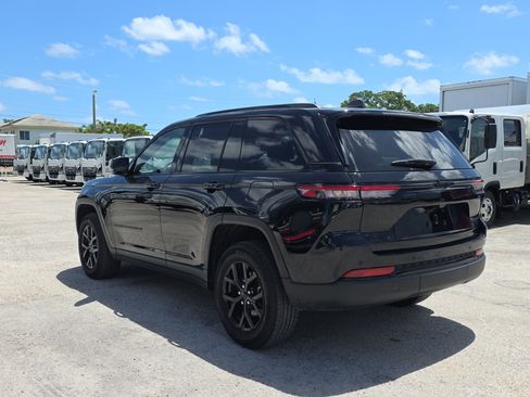 Used 2024 Jeep Grand Cherokee Altitude image 5