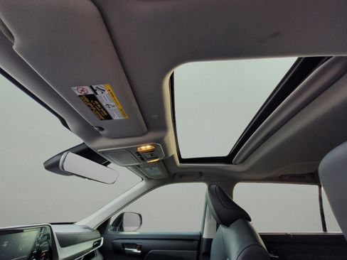 Used 2021 Toyota Highlander XLE FWD image 28