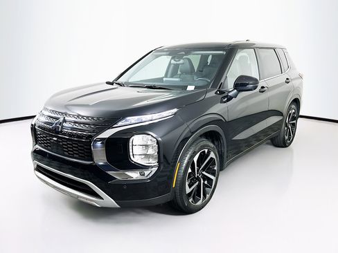 Used 2024 Mitsubishi Outlander SE image 3