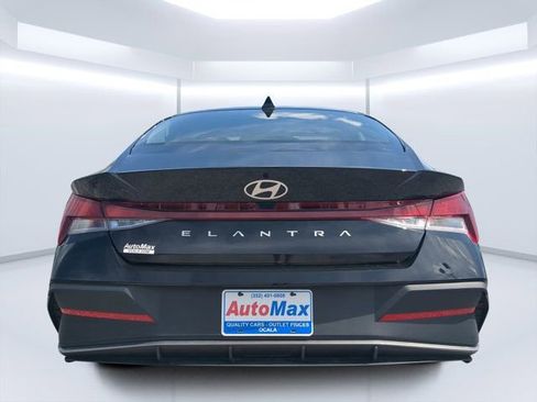 Used 2025 Hyundai Elantra SE FWD image 4