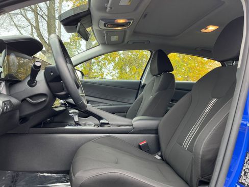 Used 2025 Hyundai Elantra SEL image 24