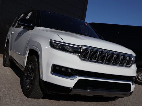 Used 2023 Jeep Grand Wagoneer Base image 6