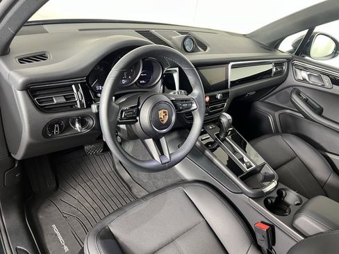 Certified 2025 Porsche Macan image 4