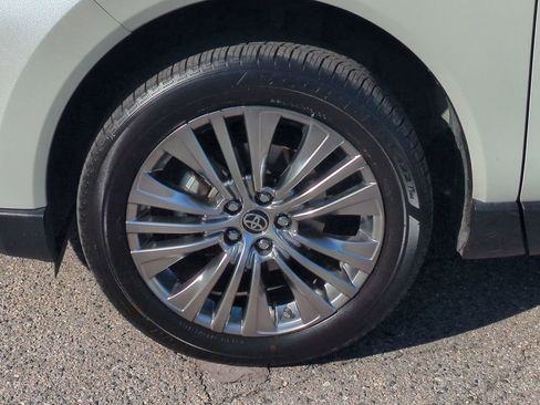 Used 2021 Toyota Venza Limited image 11