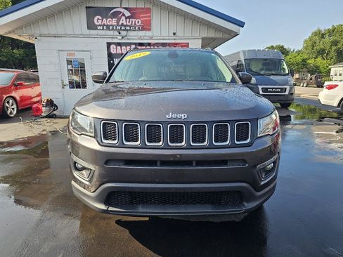 Used 2019 Jeep Compass Latitude w/ Cold Weather Group FWD image 3