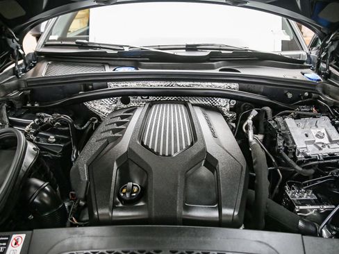 Certified 2026 Porsche Macan AWD/4WD image 32