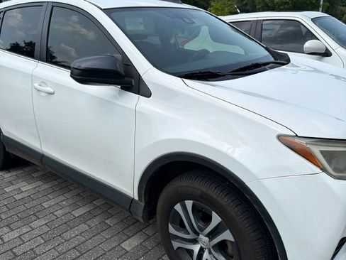 Used 2018 Toyota RAV4 LE FWD image 3