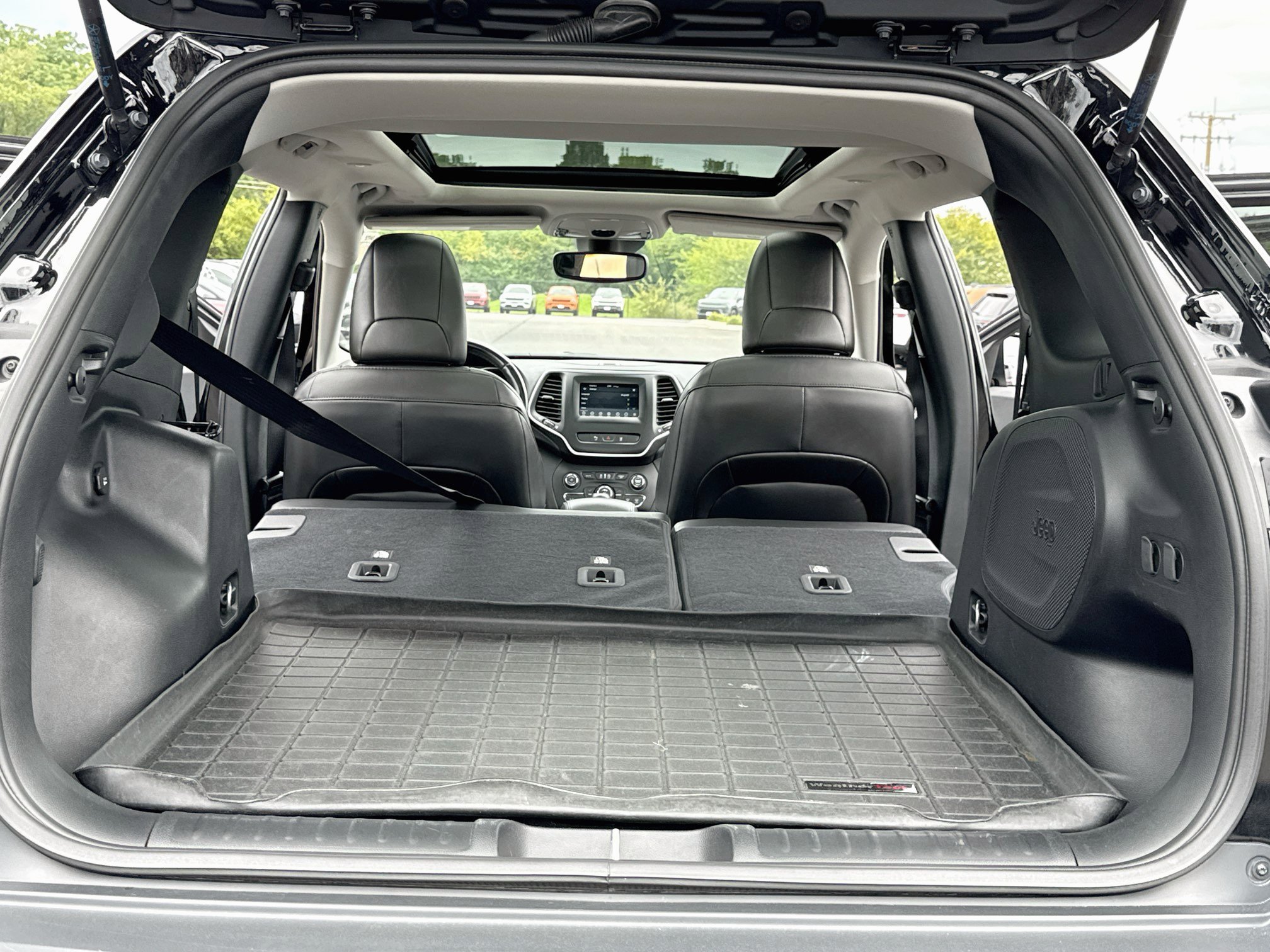 Used 2021 Jeep Cherokee Latitude Lux w/ Sun & Sound Group AWD/4WD image 19