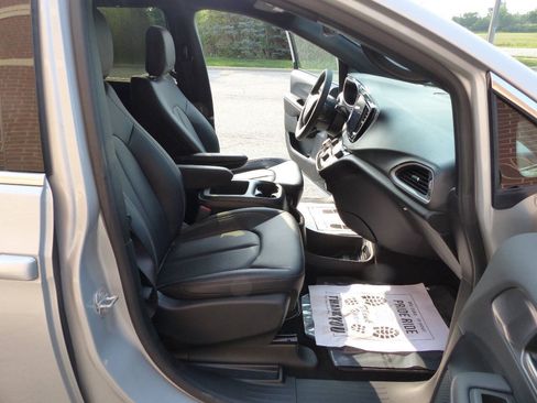 Used 2026 Chrysler Pacifica Select FWD image 58