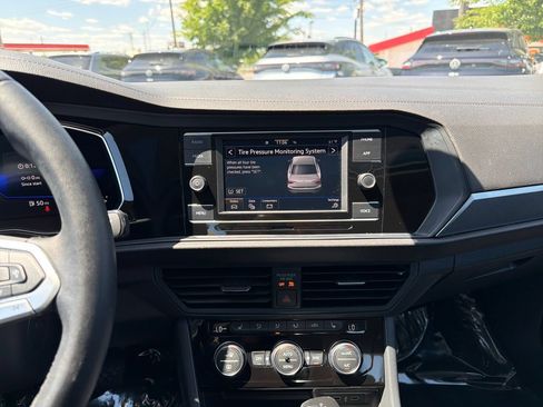 Certified 2023 Volkswagen Jetta SE w/ Panoramic Sunroof Package FWD image 20